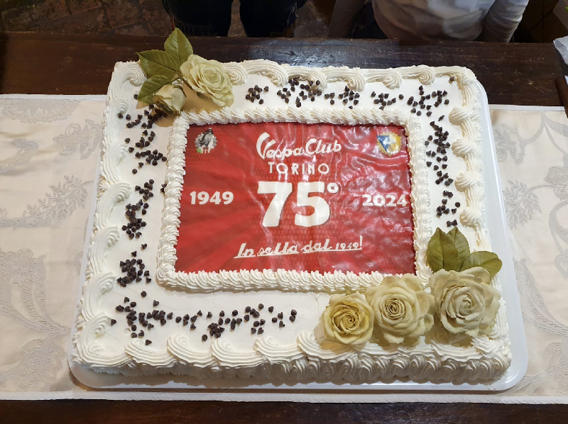 Pranzo sociale Vespa Club Torino 2024. La torta celebrativa dei 75 anni del Club.